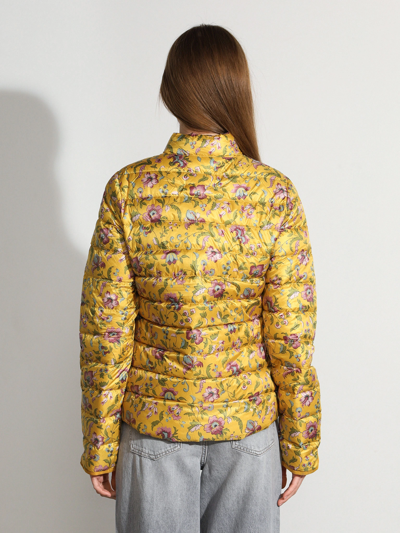 Куртка желтого цвета с цветочным принтом с горизонтальной стежкой